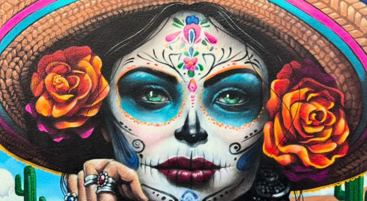 Detalhe do mural com caveira mexicana e flores